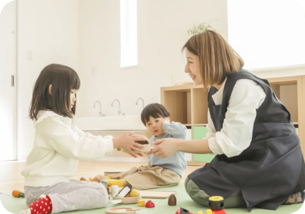 女性が子どもと遊んでいる