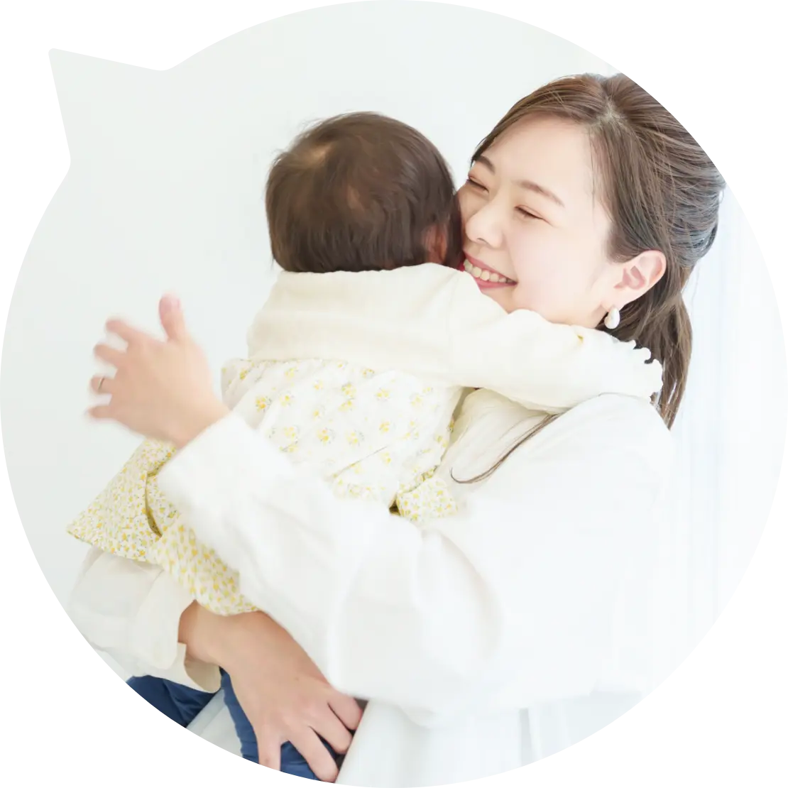 写真: 子供を抱きしめている母親