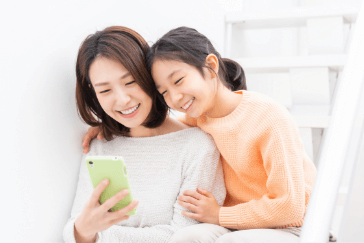 女性がスマホから予約している